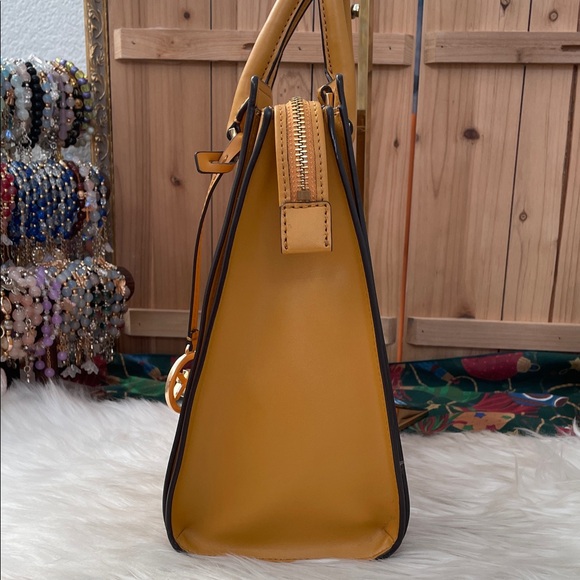 Michael Kors Hope large satchel in marigold yellow saffiano leather. - Picture 6 of 15